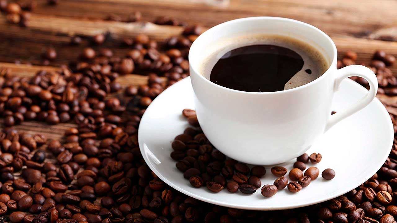 Xícara de café com grãos