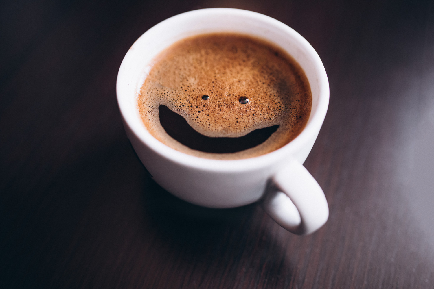 Café com espuma em formato de sorriso
