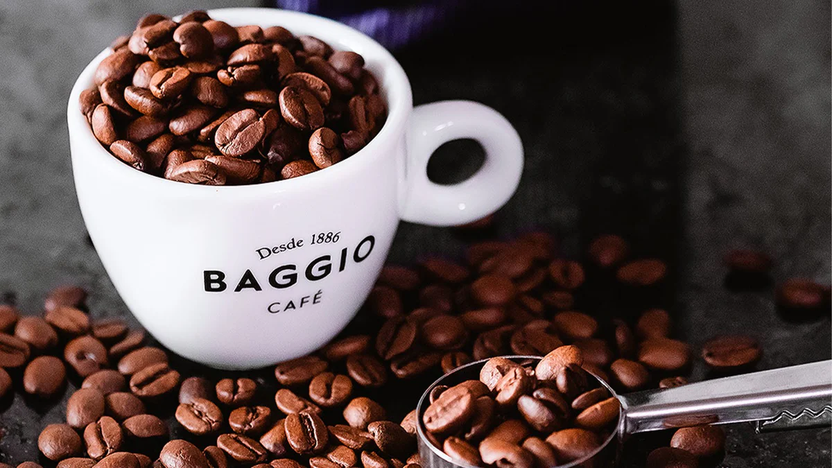 Xícara com grãos de café